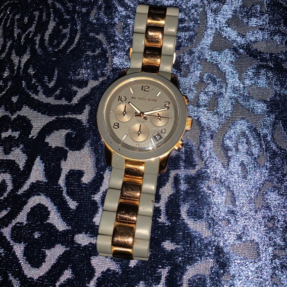 Michael Kors Gray and Rosegold Trim Watch - Picture 3 of 5